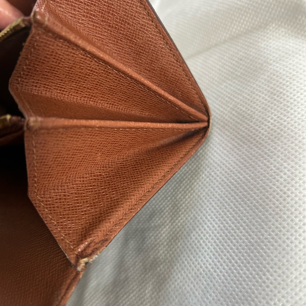 LV Sarah Monogram Wallet in EUC
* Free Shipping * - Picture 9 of 16